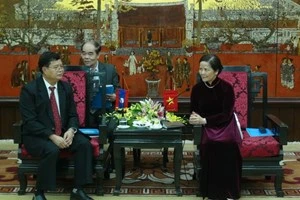 Le vice-président de l'AN du Laos, M. Somphan Phenkhamy et la présidente du Conseil populaire de Hanoi, Ngo Thi Doan Thanh. Photo : VNA