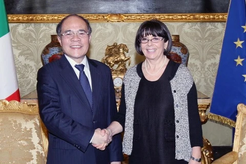 Le président de l'Assemblée nationale Nguyên Sinh Hung et la vice-présidente de la Chambre des députés italienne, Marina Sereni. Photo : VNA
