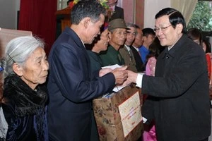 Le président Truong Tan Sang offre des cadeaux à deux foyers d’agriculteurs locaux exemplaires dans la province de Nghe An.
