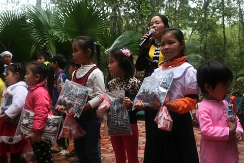 Chaque enfant reçoit des fournitures scolaires et des gâteaux (Source: VNA)