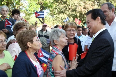 Le Premier ministre vietnamien Nguyen Tan Dung rencontre les habitants de La Havane. (Photo: Đuc Tam/VNA)