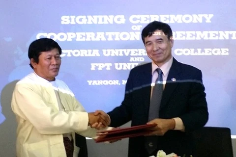 Cérémonie de signature d'un contrat de coopération entre l'université FPT du Vietnam et l’Université Victoria du Myanmar. 