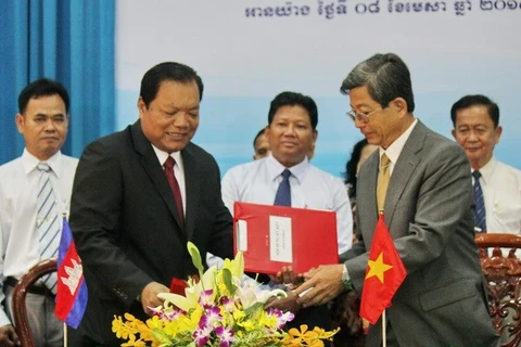 La province d’An Giang (Sud du Vietnam) et les deux provinces cambodgiennes de Kandal et de Takeo ont signé mardi 8 avril un mémorandum de coopération. Photo : VNA