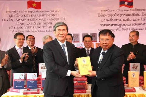 M. Dinh Thê Huynh remet à la partie laotienne une collection d'œuvres de Karl Marx, Engels, Lénine et de Ho Chi Minh (Source: VNA)