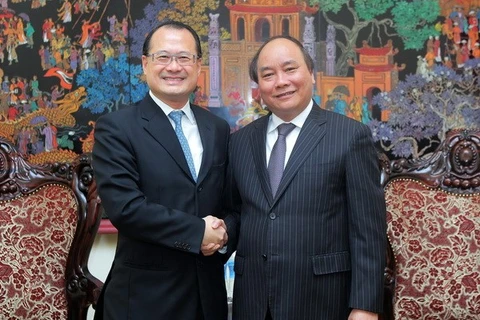 Le vice-Premier ministre Nguyen Xuan Phuc et le président du groupe hongkongais Sunwah (Chine), M. Jonathan Choi. Source: VNA