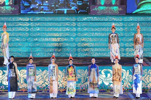 L’ao dai, la danse et la musique font leur festival à Huê 