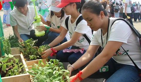 Les jeunes participent activement aux activités en écho à la Journée mondiale de la Terre 2014. (Photo: VOV)