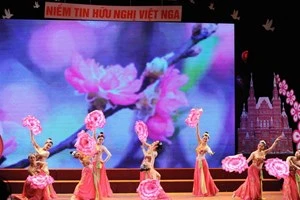 Programme d'échanges culturels intitulé "Illuminer la confiance d'amitié Vietnam-Russie" à Hanoi. Photo : VNA