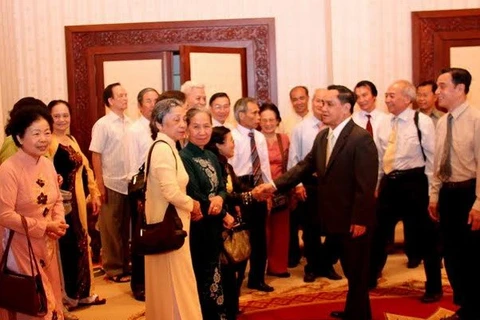 Le Premier ministre laotien Thongsinh Thammavong reçoit d'anciens enseignants vietnamiens. Photo : VNA 