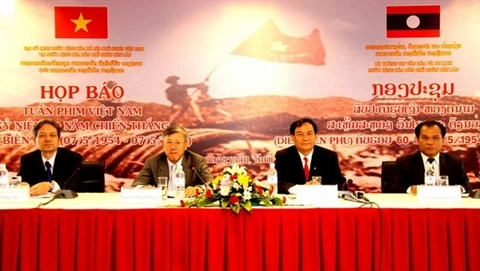 Conférence de presse pour présenter la Semaine du film sur Diên Biên Phu au Laos, tenue fin avril à Vientiane. Photo : Hoàng Chuong/VNA