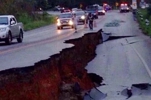 Une route a été endommagée à cause d'un puissant séisme survenu lundi dans la province de Chiang Rai. Photo : THX