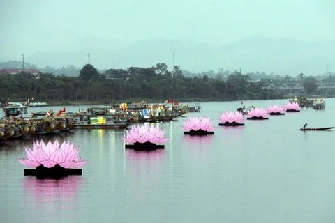 Sept lotus gigantesques ont été mis en lumière sur la rivière des Parfums, ville de Hue. Source: VNA
