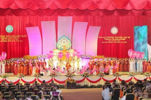 Ouverture de la fête bouddhique du Vesak 2014 à Ninh Binh. (Photo: Lam Khanh/VNA)
