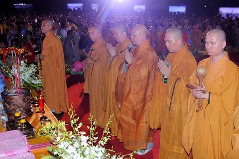 Prière pour la paix et la prospérité nationale à la fête de Vesak 2014. Photo : VNA