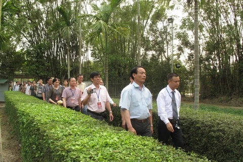 Les touristes visitent la commune natale du Président Ho Chi Minh. Photo : VNA