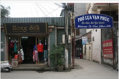 Le village compte une centaine de petits commerces.