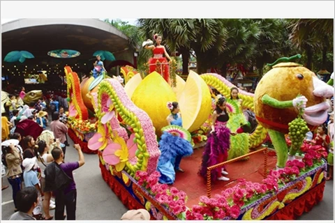 Un défilé sur un chariot de fruits (Source: VNA)