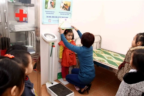 La taille et le poids des enfants vietnamiens sont bien inférieurs aux normes de croissance de l’OMS. (Source: VNA)