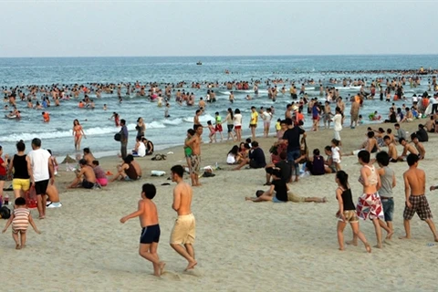 En été, tout le monde aime faire une escapade à la plage (Source: VNA)