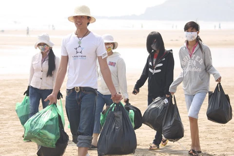 Ramasser les ordures sur les plages, une opération efficace pour protéger l'environnement. (Source : VNA)
