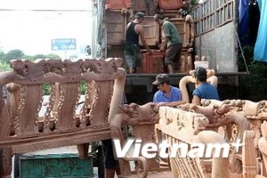 L'industrie de transformation du bois et des produits artisanaux du Vietnam suscite un grand intérêt de la part des investisseurs étrangers. Photo : VNA