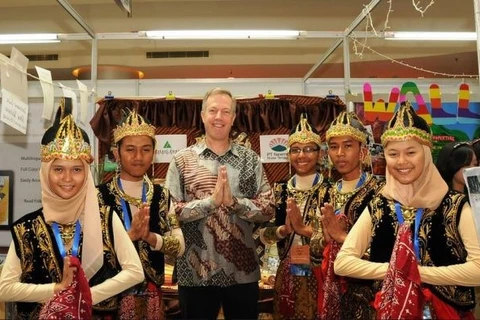 L'ambassadeur Ted Osius (centre) lors de sa mission à l'ambassade des Etats-Unis en Indonésie. (Photo: usembassyjakarta)