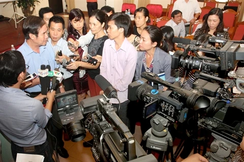 Des jeunes journalistes en activité. Photo : Dinh Huê/VNA