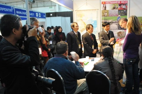 Les stands des entreprises vietnamiennes attirent de nombreux visiteurs étrangers venus pour rechercher des opportunités de coopération et d'investissement. 