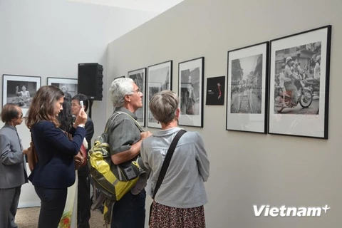 L’exposition « Vietnam un et multiple - 54 visages et parures de la nation vietnamienne » à Paris. Photo : VNA