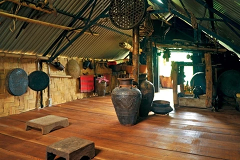 À l'intérieure de la maison longue des Êdê. Photo : Dantocviet/VNA