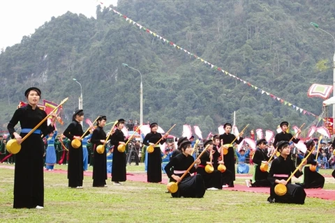 Les femmes Tày en tenue traditionnelle lors d’un spectacle de hat then, un chant rituel. Photo : Hang Cuong/VNA