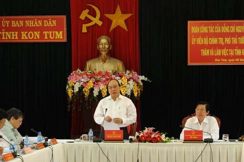 Le vice-Premier ministre Nguyen Xuan Phuc travaille avec les responsables de Kon Tum. (Photo/VNA)