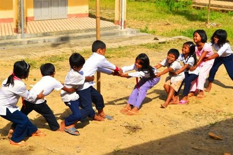 Les enfants jouent au tir à la corde. (Source: Internet)