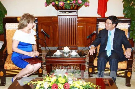 Le vice-Premier ministre et ministre des Affaires étrangères Pham Binh Minh (droite) a reçu lundi à Hanoi l'ambassadeur d'Arménie au Vietnam, Mme Raisa Vardanya. (Source : VNA)
