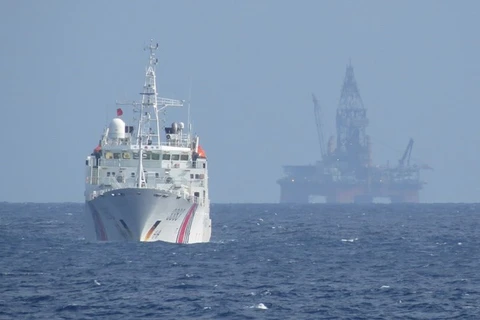 Des bateaux chinois protègent la plate-forme de forage pétrolier Haiyang Shiyou-981 de la Chine implantée illégalement dans les eaux vietnamiennes depuis le début mai. Photo : VNA