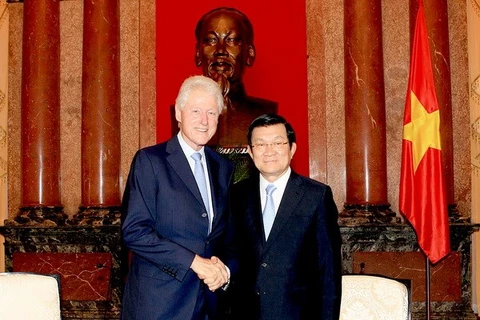 Le président Truong Tan Sang et l'ancien président américain Bill Clinton. Photo : VNA