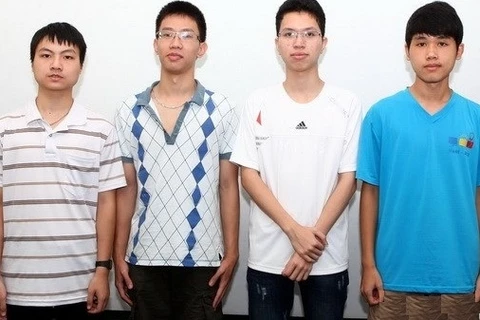 Les quatre élèves vietnamiens participant aux Olympiades internationales d'Informatique 2014. Photo: VNA. 