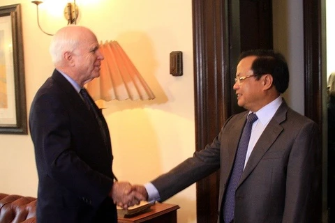 Le secrétaire du Comité du Parti communiste du Vietnam pour Hanoi, Pham Quang Nghi et le sénateur américain John McCain. Photo : VNA 