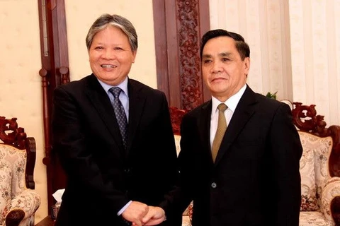 Le Premier ministre laotien Thongsinh Thamavong et le ministre de la Justice Ha Hung Cuong. (Source: VNA)