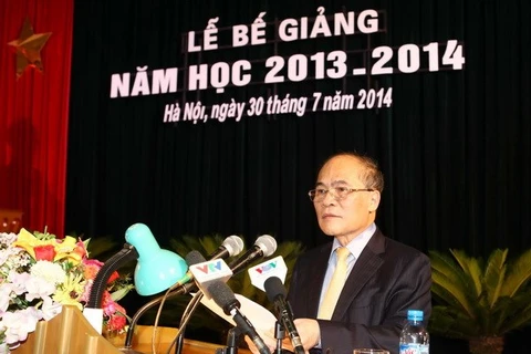 Nguyen Sinh Hung en visite à l'Académie de la défense. Photo : VNA