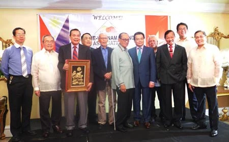 Des membres de l'Association d'amitié Vietnam-Philippines, créée récemment à Manille. (Source : VNA)