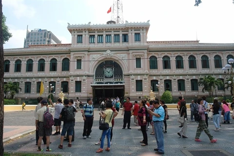 Des touristes étrangers à Hô Chi Minh-Ville. Photo : VNA