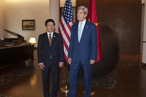 Le vice-Premier ministre et ministre des Affaires étrangères Pham Binh Minh rencontre le secrétaire d'État américain John Kerry. Photo/VNA