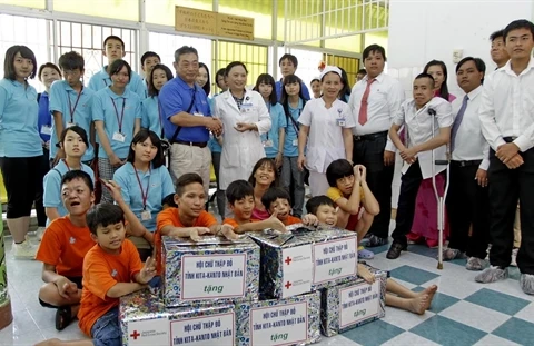 Les délégués de l'Association de la Croix-Rouge de la province Kita Kanto (Japon) rendent visite au village Hoà Binh et à l'hôpital Tu Du, lieux protecteurs des enfants victimes de l'agent orange à Hô Chi Minh-Ville. Photo:VNA