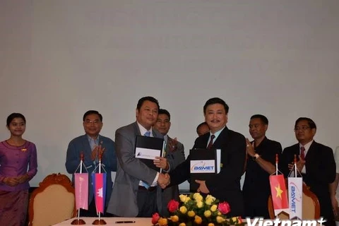 Le directeur de la VFT Nguyen Nam Lien (droite) et le président du conseil d’administration de la CAA Tekreth Samrach (gauche). Photo : VNA