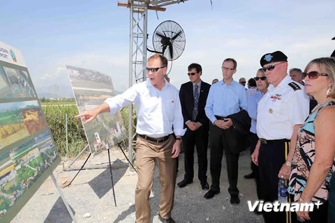 Le général Martin Dempsey visite le système de traitement thermique inscrit dans le cadre du projet de dépollution de l’environnement de l’aéroport de Dà Nang touché par l’agent orange. 