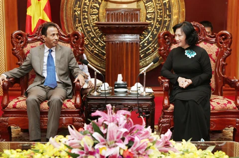 La vice-présidente de l'AN Nguyen Thi Kim Ngan reçoit l'ambassadeur des EAU au Vietnam, Khalid Ibrahim Abdulaziz Shohail Al-Qahtani. Photo : VNA