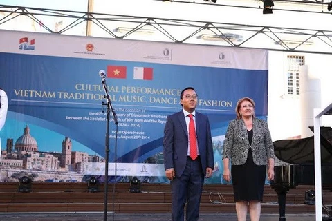 L'ambassadeur du Vietnam en Italie et à Malte, Nguyen Hoang Long et la présidente de Malte, Mme Marie Louise Coleiro Preca. (Source: VNA)