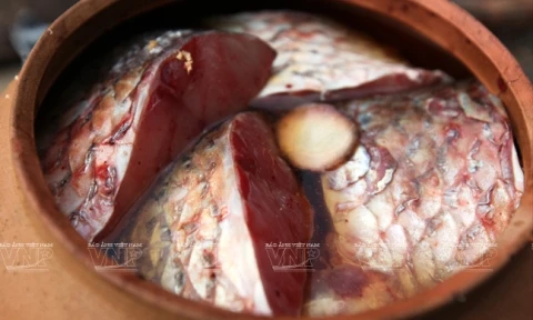 Les meilleurs poissons pour le plat ''Poisson à l'étouffée'', les carpes noires. Photo: VNA