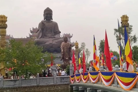 La statue de Bouddha en cuivre trône au sein de l’Institut bouddhique Truc Lam Thien Truong. (Source : VNA) 